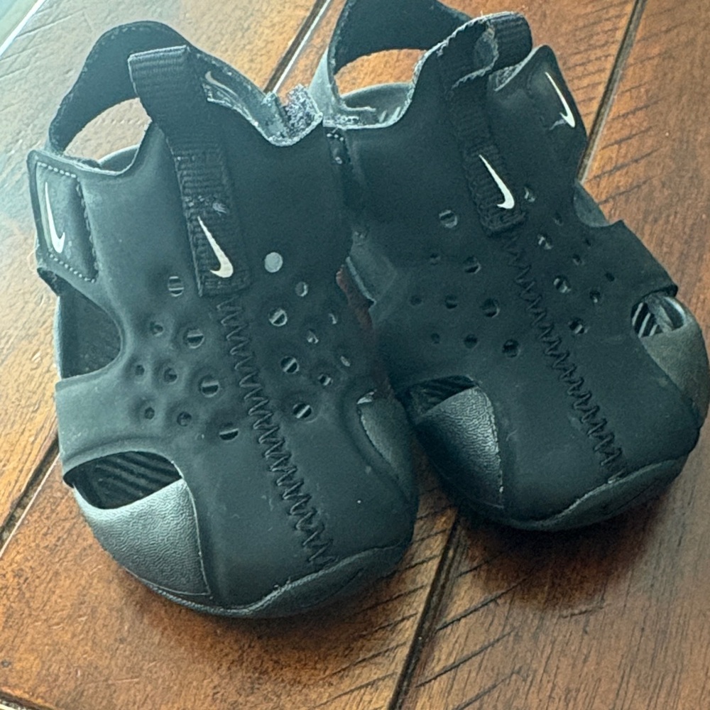 Nike Kids Black Hook-and-Loop Play Sandals